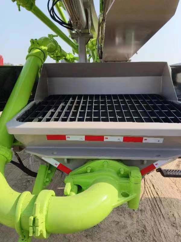 in 2013, The New Paint Preparation of 52 Meters Concrete Pump of Zoomlion Completed The Company′s Inventory